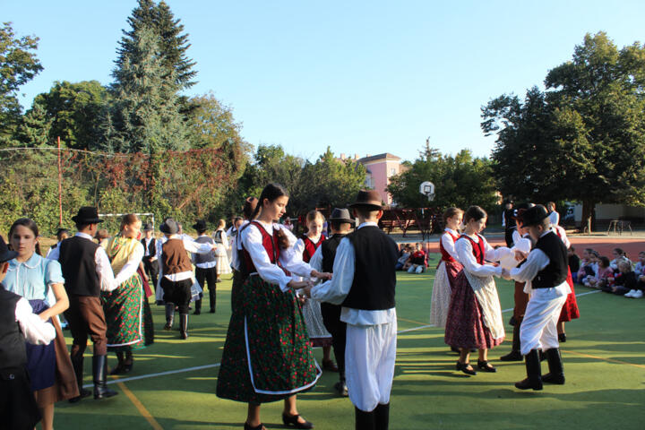 Szent Mihály-napi, szüreti táncházat tartottak néptáncosaink az iskolaudvarban VIDEÓ