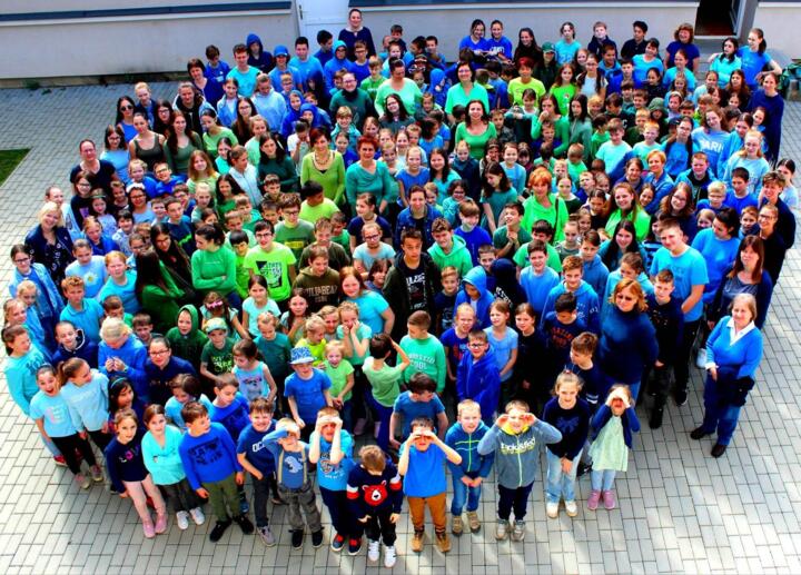 A Föld napján zöldbe és kékbe öltöztek tanulóink és tanáraink