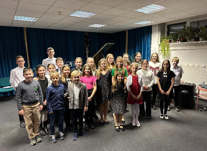 Adventi nvendkhangverseny iskolnkban