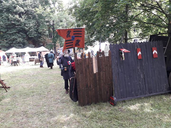 Látogatóban a fekete seregnél Látogatóban a fekete seregnél