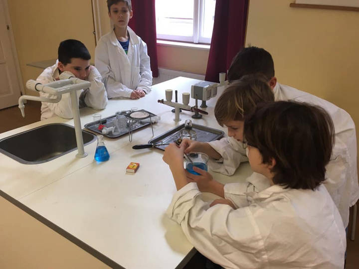 Soproni laborgyakorlaton vettek részt negyedikeseink Soproni laborgyakorlaton vettek részt negyedikeseink