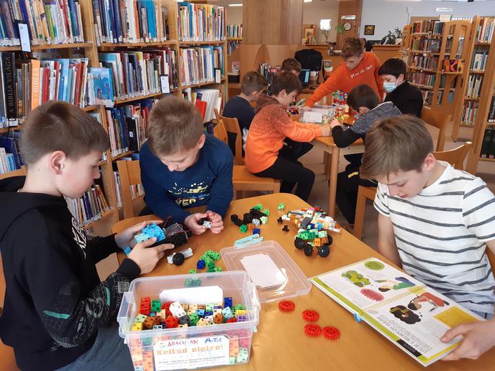 Robotika foglalkozs s knyvtrltogats