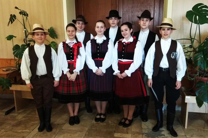 „Aranykeszkenős” és „figurás” néptáncosok
„Aranykeszkenős” és „figurás” néptáncosok