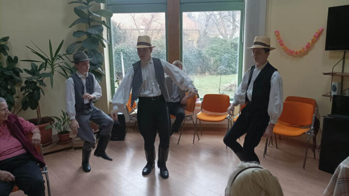 Idseknek kedveskedtek nptncosaink