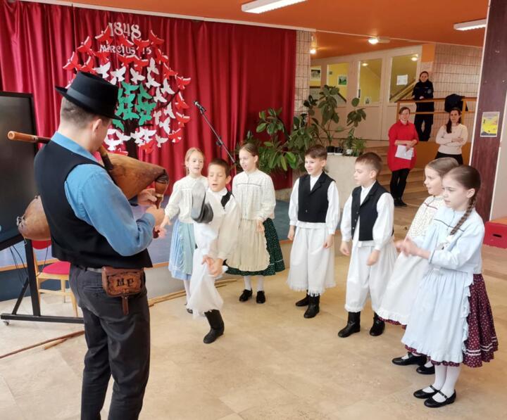 A Bercsnyi iskolban vendgszerepeltek nptncosaink