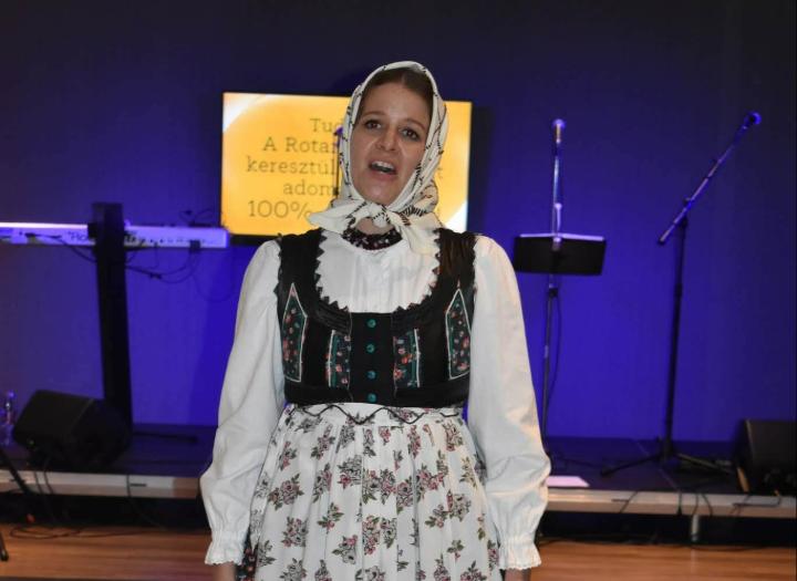 Iskol�nk n�pt�nctan�ra, Fekete-T�th Bianka m�v�szeti d�jban r�szes�lt