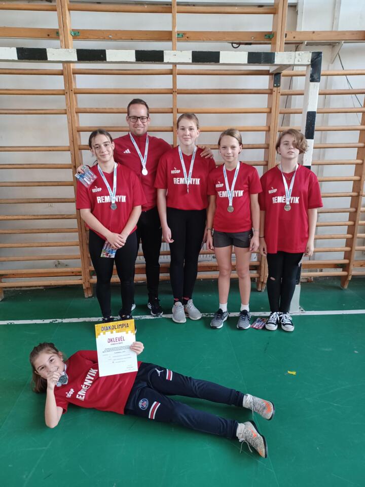Iskolnk IV. korcsoportos lny floorball csapata a megyei dntn szerepelt