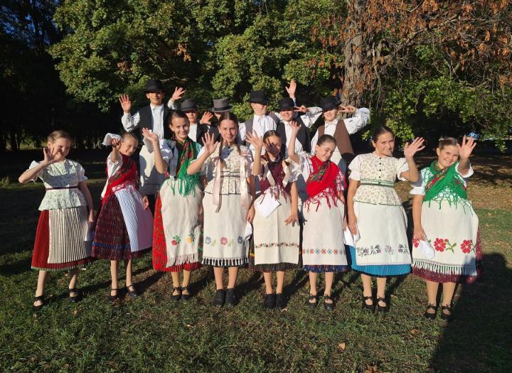 Néptáncos szereplés Komáromszentpéteren Néptáncos szereplés Komáromszentpéteren